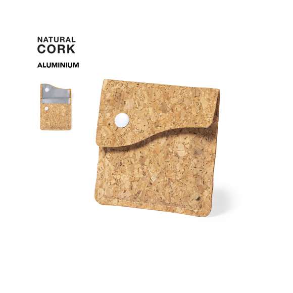 Cenicero de bolsillo de línea nature, con exterior en corcho natural e interior en aluminio ignífugo. Original solapa con cierre de corchete.