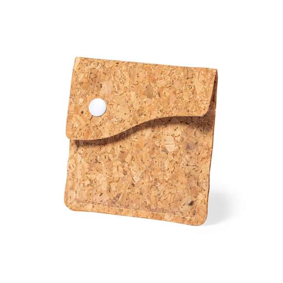 Cenicero de bolsillo de línea nature, con exterior en corcho natural e interior en aluminio ignífugo. Original solapa con cierre de corchete.