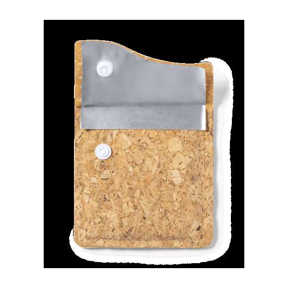 Cenicero de bolsillo de línea nature, con exterior en corcho natural e interior en aluminio ignífugo. Original solapa con cierre de corchete.