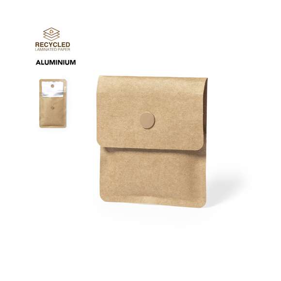 Cenicero de bolsillo de línea nature, con exterior en papel reciclado laminado e interior en aluminio ignífugo. Solapa con cierre de corchete a juego.