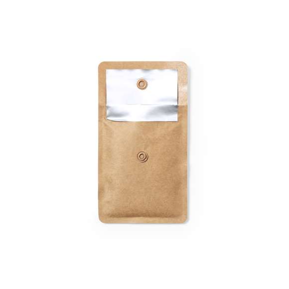 Cenicero de bolsillo de línea nature, con exterior en papel reciclado laminado e interior en aluminio ignífugo. Solapa con cierre de corchete a juego.