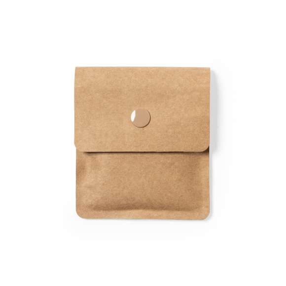 Cenicero de bolsillo de línea nature, con exterior en papel reciclado laminado e interior en aluminio ignífugo. Solapa con cierre de corchete a juego.