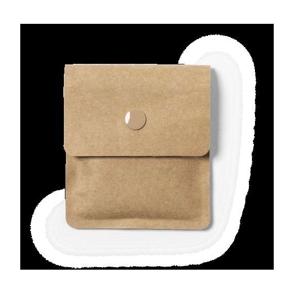 Cenicero de bolsillo de línea nature, con exterior en papel reciclado laminado e interior en aluminio ignífugo. Solapa con cierre de corchete a juego.