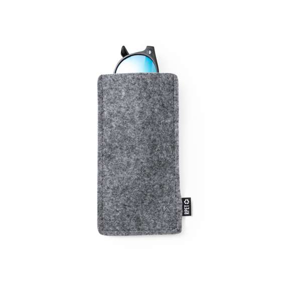 Funda para gafas de sol fabricada en resistente y suave fieltro RPET. Acabado cosido y con distintivo RPET en etiqueta exterior. El fieltro RPET es fruto de la combinación del proceso de reciclaje de materiales plásticos junto con la técnica milenaria de fabricación del fieltro, dando como resultado un material de eco-tendencia que, además de ser de origen reciclado, también se convierte en reciclable.