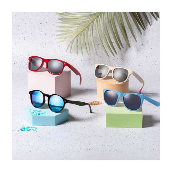 Gafas de sol de línea nature con protección UV 400. Fabricadas en RPET, con montura de diseño y lentes efecto espejo. Disponibles en varios colores, con distintivo RPET inyectado en el molde de la patilla izquierda. Presentación en bolsa individual de diseño eco.El material RPET se elabora a partir de plástico reciclado, para así fomentar la reutilización de residuos plásticos y ayudar a la sostenibilidad del planeta.