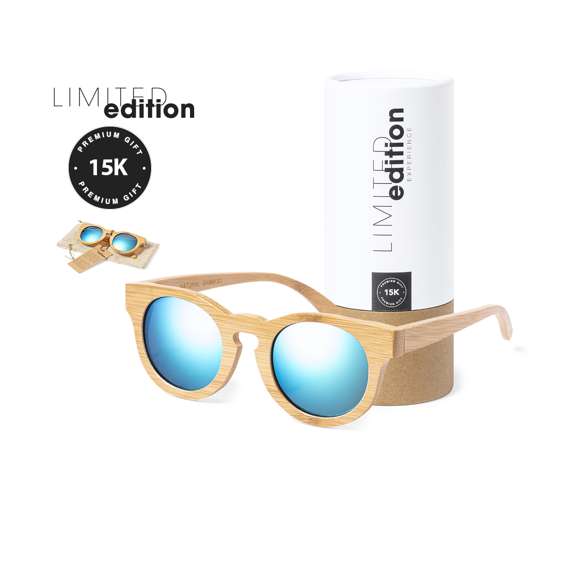 Gafas de sol de diseño exclusivo Limited Edition. Montura y patillas fabricadas en bambú, de elegante diseño y con lentes efecto espejo. Incluida bolsita de transporte con cierre de cordón. Protección UV 400.Presentación en estuche Limited Edition Experience, de diseño único y protegido por derechos de propiedad industrial. Incluida tarjeta en cartón reciclado con descripción Limited Edition.De la perfecta combinación entre exclusividad y diseño nace Limited Edition, una colección especial de ideas promocionales de edición limitada. Un nuevo concepto, inspirado en la fusión de artículos premium con las últimas tendencias, en tiradas de unidades limitadas, y ofreciendo una experiencia de regalo única, exclusiva e inolvidable.