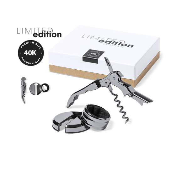 Set de vinos de diseño exclusivo Limited Edition, fabricado en acero inox de elegante acabado negro brillo. Incluye: -Sacacorchos/abridor de 2 tiempos.-Recogegotas de diseño.-Cortacápsulas con mecanismo a presión.Presentación en estuche Limited Edition Experience, de diseño único y protegido por derechos de propiedad industrial. Incluida tarjeta en cartón reciclado con descripción Limited Edition.De la perfecta combinación entre exclusividad y diseño nace Limited Edition, una colección especial de ideas promocionales de edición limitada. Un nuevo concepto, inspirado en la fusión de artículos premium con las últimas tendencias, en tiradas de unidades limitadas, y ofreciendo una experiencia de regalo única, exclusiva e inolvidable.