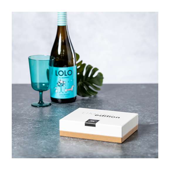 Set de vinos de diseño exclusivo Limited Edition, fabricado en acero inox de elegante acabado negro brillo. Incluye: -Sacacorchos/abridor de 2 tiempos.-Recogegotas de diseño.-Cortacápsulas con mecanismo a presión.Presentación en estuche Limited Edition Experience, de diseño único y protegido por derechos de propiedad industrial. Incluida tarjeta en cartón reciclado con descripción Limited Edition.De la perfecta combinación entre exclusividad y diseño nace Limited Edition, una colección especial de ideas promocionales de edición limitada. Un nuevo concepto, inspirado en la fusión de artículos premium con las últimas tendencias, en tiradas de unidades limitadas, y ofreciendo una experiencia de regalo única, exclusiva e inolvidable.