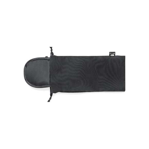 Máscara de viaje de suave y confortable ajuste, disponible en variada gama de colores. Fabricada en RPET, con doble elástico de sujeción y presentada en funda individual a juego de RPET con cierre de cordón. Distintivo RPET en máscara y funda.El material RPET se elabora a partir de plástico reciclado, para así fomentar la reutilización de residuos plásticos y ayudar a la sostenibilidad del planeta.