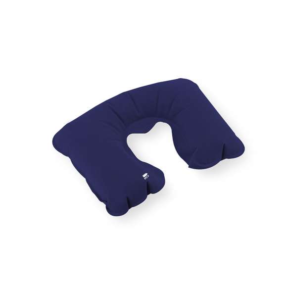 Almohadilla inflable para cuello de suave y confortable ajuste, disponible en variada gama de colores. Fabricada en antelina RPET y presentada en funda individual a juego de RPET. Logotipo RPET en almohadilla y funda.El material RPET se elabora a partir de plástico reciclado, para así fomentar la reutilización de residuos plásticos y ayudar a la sostenibilidad del planeta.