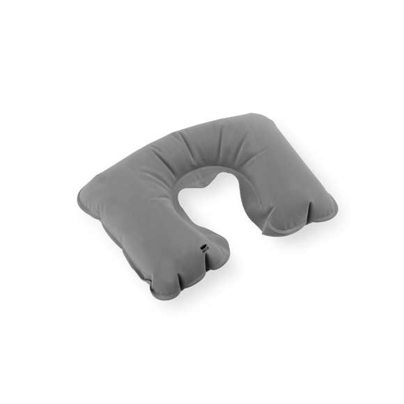 Almohadilla inflable para cuello de suave y confortable ajuste, disponible en variada gama de colores. Fabricada en antelina RPET y presentada en funda individual a juego de RPET. Logotipo RPET en almohadilla y funda.El material RPET se elabora a partir de plástico reciclado, para así fomentar la reutilización de residuos plásticos y ayudar a la sostenibilidad del planeta.