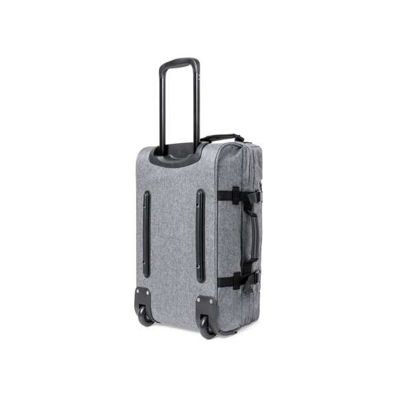 Trolley de línea nature fabricado en resistente 300D RPET. Compartimento principal con cierre de cremallera de doble tirador conforme a los estándares TSA -Administración de la Seguridad en el Transporte-, que permite a las autoridades de aduanas inspeccionar el contenido del equipaje sin tener que forzar o romper el cierre, usando una llave especial a disposición de la autoridad. Interior forrado y con cintas elásticas de sujeción. Exterior con 2 cintas ajustables, cierres de hebilla, bolsillo frontal con cierre de cremallera invisible y 2 asas acolchadas de transporte. Mecanismo extensible metálico en negro, con cómoda asa de transporte y 2 ruedas. Distintivo RPET en etiqueta exterior.