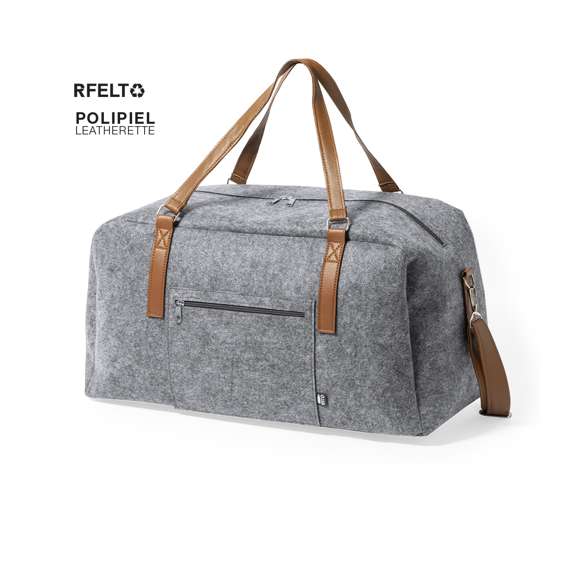 Original bolso de línea nature fabricado en resistente fieltro RPET. Compartimento principal con cierre de cremallera de doble tirador a juego. Asas en elegante polipiel de tono marrón, con cinta bandolera ajustable a juego. Bolsillo exterior de cremallera con etiqueta RPET.El fieltro RPET es fruto de la combinación del proceso de reciclaje de materiales plásticos junto con la técnica milenaria de fabricación del fieltro, dando como resultado un material de eco-tendencia que, además de ser de origen reciclado, también se convierte en reciclable.
