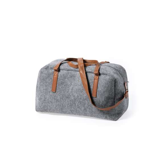Original bolso de línea nature fabricado en resistente fieltro RPET. Compartimento principal con cierre de cremallera de doble tirador a juego. Asas en elegante polipiel de tono marrón, con cinta bandolera ajustable a juego. Bolsillo exterior de cremallera con etiqueta RPET.El fieltro RPET es fruto de la combinación del proceso de reciclaje de materiales plásticos junto con la técnica milenaria de fabricación del fieltro, dando como resultado un material de eco-tendencia que, además de ser de origen reciclado, también se convierte en reciclable.