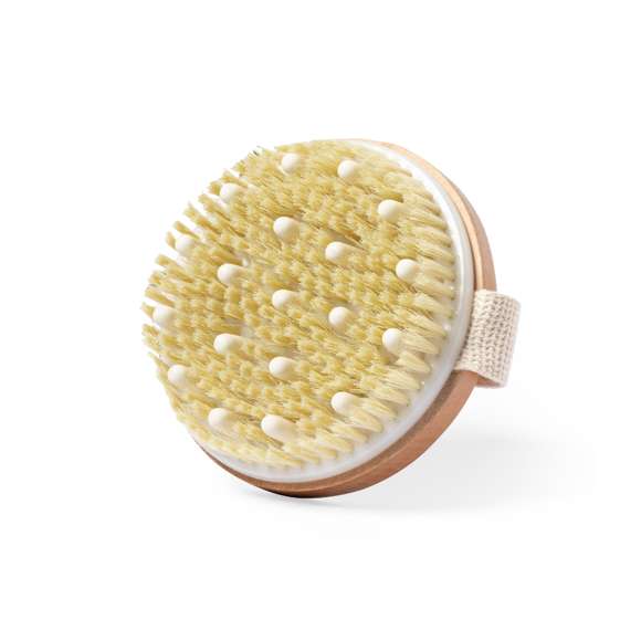 Cepillo exfoliante masajeador fabricado en madera natural, con cinta para sujeción a juego. Presentado en bolsa de algodón crudo 100% natural, con cierre de cordón