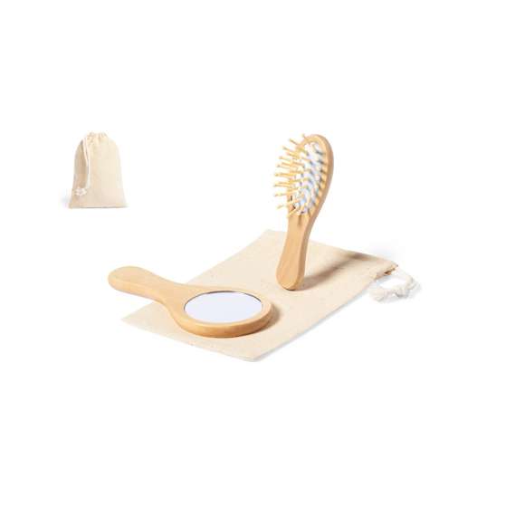 Set de espejo y cepillo, fabricados en madera natural. Presentados en funda 100% algodón, con cierre de cordón.