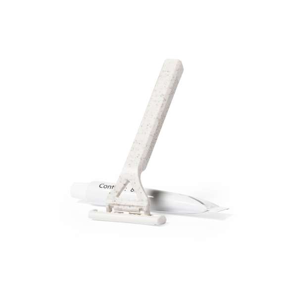 Set de afeitado con cuchilla y gel de afeitar. Contenido: Cuchilla de afeitar de doble hoja con cuerpo fabricado en en caña de trigo, para así fomentar la utilización de materias primas naturales y reducir las emisiones contaminantes. Gel de afeitar en tubo de 8 gr, con tapón a rosca.Set presentado en caja individual de diseño kraft.