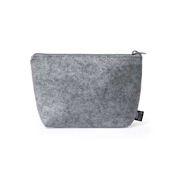 Neceser de línea nature y en resistente fieltro RPET, fruto de la combinación del proceso de reciclaje de materiales plásticos junto con la técnica milenaria de fabricación del fieltro, dando como resultado un material de eco-tendencia que, además de ser de origen reciclado, también se convierte en reciclable. Con cierre de cremallera, tirador a juego y etiqueta exterior con distintivo RPET.