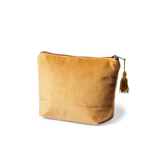 Neceser de tacto terciopelo, con cierre de cremallera y borla en tirador. Fabricado en terciopelo rayón y de acabado cosido, disponible en colores marrón y negro.