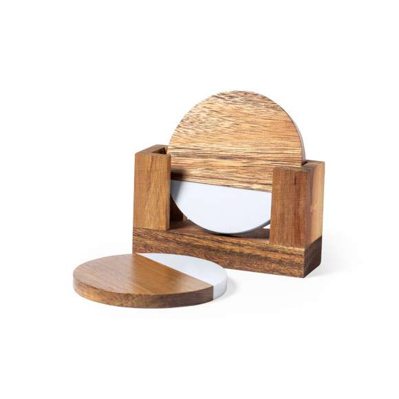Elegante set de posavasos premium. Fabricado en combinación de materiales naturales: madera de acacia con detalle en extracto de mármol. Incluye 2 piezas, con soporte a juego en madera de acacia. Presentado en caja individual de diseño kraft.