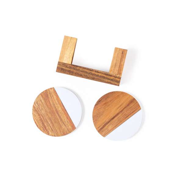 Elegante set de posavasos premium. Fabricado en combinación de materiales naturales: madera de acacia con detalle en extracto de mármol. Incluye 2 piezas, con soporte a juego en madera de acacia. Presentado en caja individual de diseño kraft.