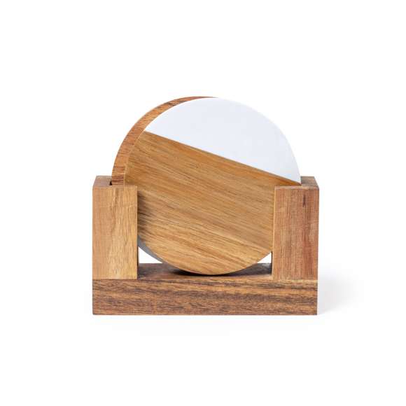 Elegante set de posavasos premium. Fabricado en combinación de materiales naturales: madera de acacia con detalle en extracto de mármol. Incluye 2 piezas, con soporte a juego en madera de acacia. Presentado en caja individual de diseño kraft.