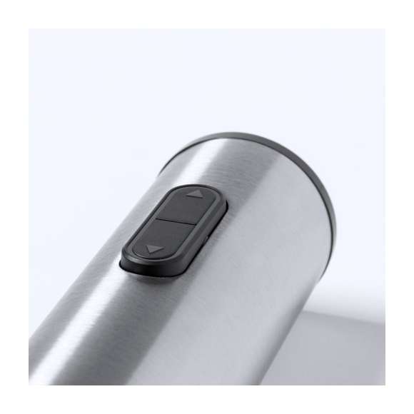 Sacacorchos eléctrico fabricado en acero inox y resistente ABS, con cortacápsulas incluido. Presentado en caja individual de diseño, con manual de instrucciones en español e inglés. Alimentación a pilas (4xAA no incluidas).