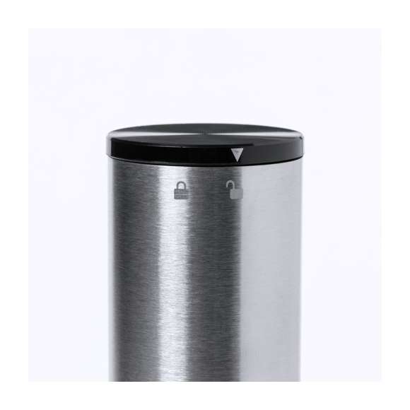 Sacacorchos eléctrico fabricado en acero inox y resistente ABS, con cortacápsulas incluido. Presentado en caja individual de diseño, con manual de instrucciones en español e inglés. Alimentación a pilas (4xAA no incluidas).