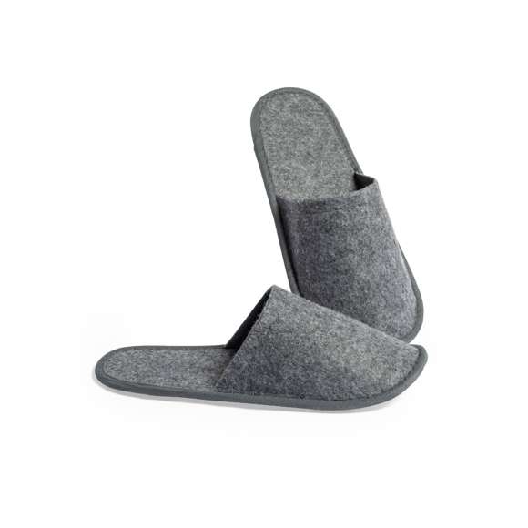 Par de zapatillas unisex. Fabricadas en resistente fieltro RPET, fruto de la combinación del proceso de reciclaje de materiales plásticos junto con la técnica milenaria de fabricación del fieltro, dando como resultado un material de eco-tendencia que, además de ser de origen reciclado, también se convierte en reciclable. Confortable interior acolchado con pespuntes de refuerzo y en talla única 36-43.