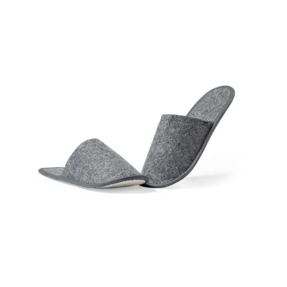 Par de zapatillas unisex. Fabricadas en resistente fieltro RPET, fruto de la combinación del proceso de reciclaje de materiales plásticos junto con la técnica milenaria de fabricación del fieltro, dando como resultado un material de eco-tendencia que, además de ser de origen reciclado, también se convierte en reciclable. Confortable interior acolchado con pespuntes de refuerzo y en talla única 36-43.