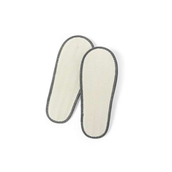 Par de zapatillas unisex. Fabricadas en resistente fieltro RPET, fruto de la combinación del proceso de reciclaje de materiales plásticos junto con la técnica milenaria de fabricación del fieltro, dando como resultado un material de eco-tendencia que, además de ser de origen reciclado, también se convierte en reciclable. Confortable interior acolchado con pespuntes de refuerzo y en talla única 36-43.