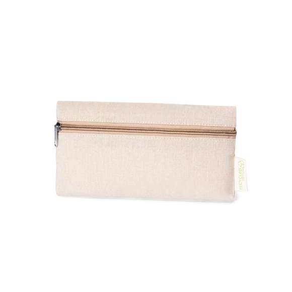 Estuche de línea nature elaborado en algodón reciclado. Compartimento principal de cierre de cremallera, con distintivo algodón reciclado en etiqueta. Disponible en amplia gama de colores.