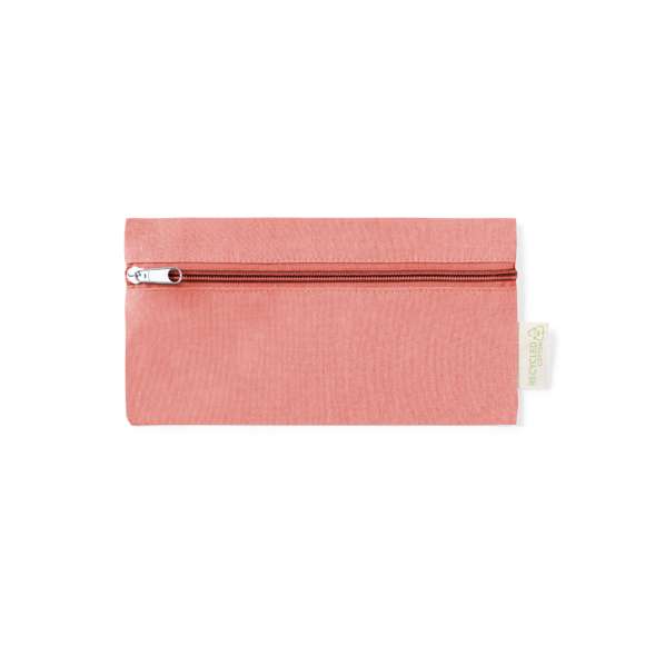 Estuche de línea nature elaborado en algodón reciclado. Compartimento principal de cierre de cremallera, con distintivo algodón reciclado en etiqueta. Disponible en amplia gama de colores.