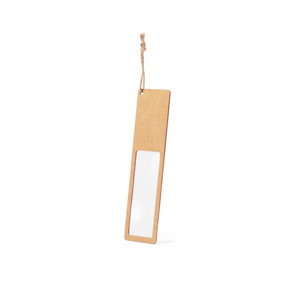 Marcapáginas de línea nature con lupa 3X integrada. Fabricado en cartón reciclado, con amplia superficie de marcaje y con cordón de transporte a juego.