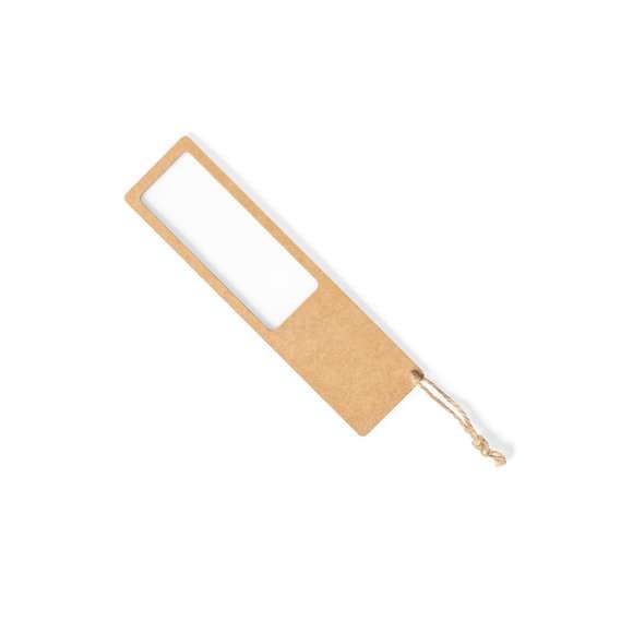 Marcapáginas de línea nature con lupa 3X integrada. Fabricado en cartón reciclado, con amplia superficie de marcaje y con cordón de transporte a juego.