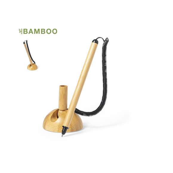 Bolígrafo de línea nature fabricado en bambú, en tinta azul y con cable extensible. Incluye soporte de bambú para el bolígrafo, con adhesivo 3M en la base, fijación extra fuerte y libre de residuos al despegarlo. Presentado en caja individual de diseño kraft.