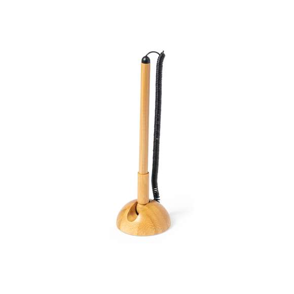 Bolígrafo de línea nature fabricado en bambú, en tinta azul y con cable extensible. Incluye soporte de bambú para el bolígrafo, con adhesivo 3M en la base, fijación extra fuerte y libre de residuos al despegarlo. Presentado en caja individual de diseño kraft.