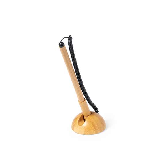 Bolígrafo de línea nature fabricado en bambú, en tinta azul y con cable extensible. Incluye soporte de bambú para el bolígrafo, con adhesivo 3M en la base, fijación extra fuerte y libre de residuos al despegarlo. Presentado en caja individual de diseño kraft.