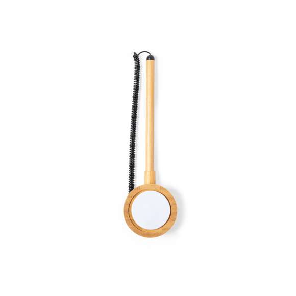 Bolígrafo de línea nature fabricado en bambú, en tinta azul y con cable extensible. Incluye soporte de bambú para el bolígrafo, con adhesivo 3M en la base, fijación extra fuerte y libre de residuos al despegarlo. Presentado en caja individual de diseño kraft.