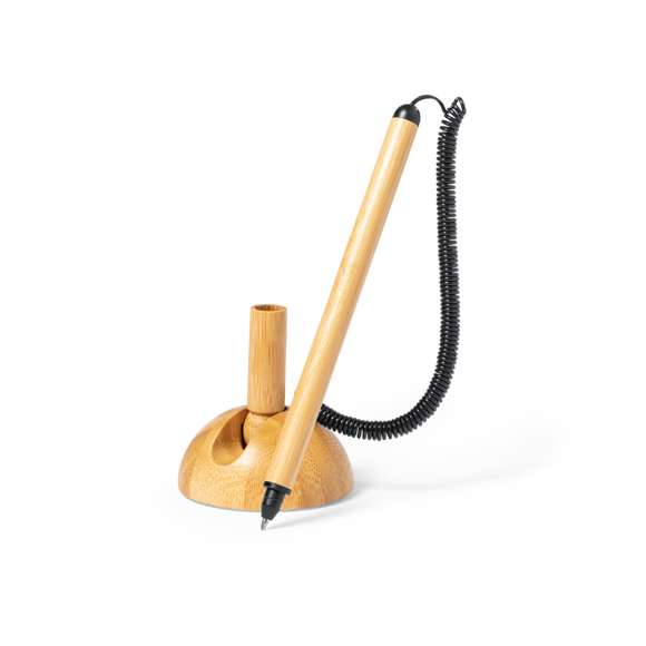Bolígrafo de línea nature fabricado en bambú, en tinta azul y con cable extensible. Incluye soporte de bambú para el bolígrafo, con adhesivo 3M en la base, fijación extra fuerte y libre de residuos al despegarlo. Presentado en caja individual de diseño kraft.