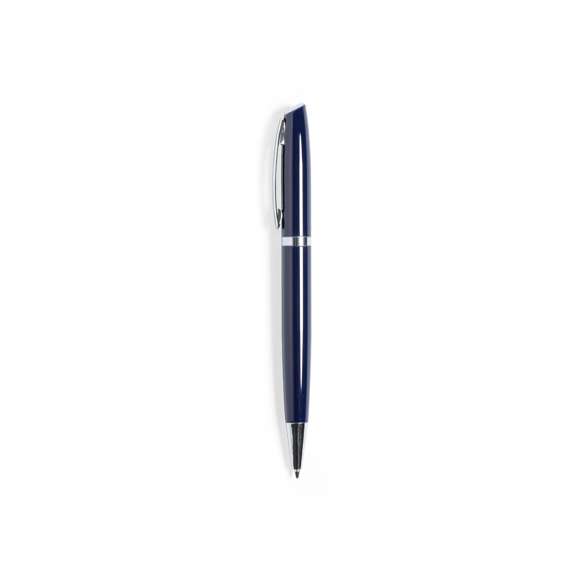 Bolígrafo eco-friendly fabricado en aluminio reciclado. De mecanismo giratorio, con cuerpo disponible en variada gama de colores metalizados y accesorios en cromado. Con clip metálico y distintivo aluminio reciclado en la parte superior del bolígrafo. Cartucho jumbo y tinta azul.El origen del aluminio reciclado se encuentra en la reutilización casi infinita de uno de los materiales con mayor potencial de reciclabilidad sin perder sus propiedades. Esta característica lo convierte en un material eco-friendly de origen reciclado, fácilmente reciclable y de cuyos procesos de tratamiento y desechos para la obtención del material se pueden obtener nuevos recursos reutilizables, consumiendo menos energía en su fabricación, entre otros factores de sostenibilidad. Certificación GRS (Global Recycled Standard / Estándar de Reciclaje Global), que garantiza el origen reciclado del material usado para fabricar el producto.