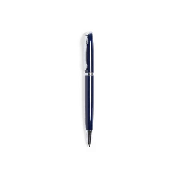 Bolígrafo eco-friendly fabricado en aluminio reciclado. De mecanismo giratorio, con cuerpo disponible en variada gama de colores metalizados y accesorios en cromado. Con clip metálico y distintivo aluminio reciclado en la parte superior del bolígrafo. Cartucho jumbo y tinta azul.El origen del aluminio reciclado se encuentra en la reutilización casi infinita de uno de los materiales con mayor potencial de reciclabilidad sin perder sus propiedades. Esta característica lo convierte en un material eco-friendly de origen reciclado, fácilmente reciclable y de cuyos procesos de tratamiento y desechos para la obtención del material se pueden obtener nuevos recursos reutilizables, consumiendo menos energía en su fabricación, entre otros factores de sostenibilidad. Certificación GRS (Global Recycled Standard / Estándar de Reciclaje Global), que garantiza el origen reciclado del material usado para fabricar el producto.
