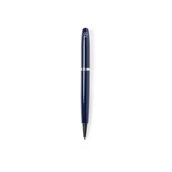 Bolígrafo eco-friendly fabricado en aluminio reciclado. De mecanismo giratorio, con cuerpo disponible en variada gama de colores metalizados y accesorios en cromado. Con clip metálico y distintivo aluminio reciclado en la parte superior del bolígrafo. Cartucho jumbo y tinta azul.El origen del aluminio reciclado se encuentra en la reutilización casi infinita de uno de los materiales con mayor potencial de reciclabilidad sin perder sus propiedades. Esta característica lo convierte en un material eco-friendly de origen reciclado, fácilmente reciclable y de cuyos procesos de tratamiento y desechos para la obtención del material se pueden obtener nuevos recursos reutilizables, consumiendo menos energía en su fabricación, entre otros factores de sostenibilidad. Certificación GRS (Global Recycled Standard / Estándar de Reciclaje Global), que garantiza el origen reciclado del material usado para fabricar el producto.