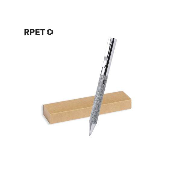 Bolígrafo fabricado en metal cromado y con cuerpo recubierto en poliéster RPET, elaborado a partir de plástico reciclado para así fomentar la reutilización de residuos plásticos y ayudar a la sostenibilidad del planeta. Elegante clip metálico y accesorios a juego, de mecanismo giratorio y en tinta azul. Con distintivo RPET en cuerpo y presentado estuche kraft con funda a juego.