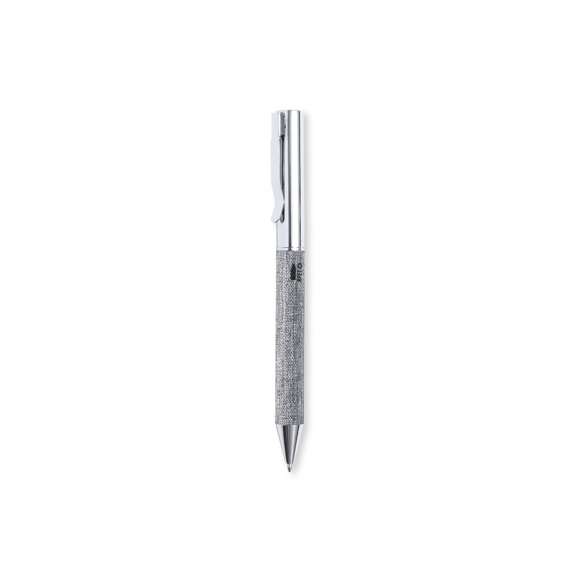 Bolígrafo fabricado en metal cromado y con cuerpo recubierto en poliéster RPET, elaborado a partir de plástico reciclado para así fomentar la reutilización de residuos plásticos y ayudar a la sostenibilidad del planeta. Elegante clip metálico y accesorios a juego, de mecanismo giratorio y en tinta azul. Con distintivo RPET en cuerpo y presentado estuche kraft con funda a juego.