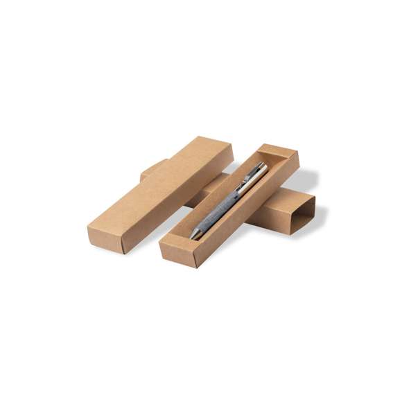 Bolígrafo fabricado en metal cromado y con cuerpo recubierto en poliéster RPET, elaborado a partir de plástico reciclado para así fomentar la reutilización de residuos plásticos y ayudar a la sostenibilidad del planeta. Elegante clip metálico y accesorios a juego, de mecanismo giratorio y en tinta azul. Con distintivo RPET en cuerpo y presentado estuche kraft con funda a juego.