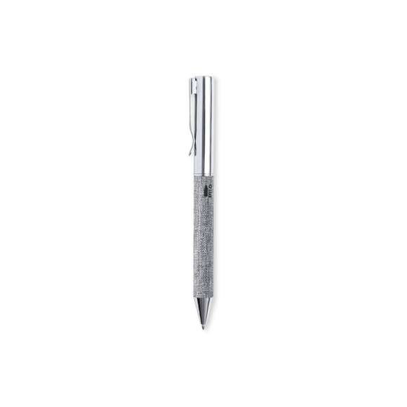 Bolígrafo fabricado en metal cromado y con cuerpo recubierto en poliéster RPET, elaborado a partir de plástico reciclado para así fomentar la reutilización de residuos plásticos y ayudar a la sostenibilidad del planeta. Elegante clip metálico y accesorios a juego, de mecanismo giratorio y en tinta azul. Con distintivo RPET en cuerpo y presentado estuche kraft con funda a juego.