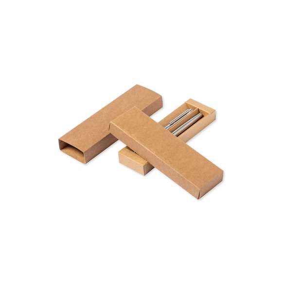 Set eco-friendly de bolígrafo y roller, fabricados en acero inox reciclado. Incluye: Bolígrafo de mecanismo giratorio, con cuerpo en acabado plateado y accesorios en cromado. Clip metálico y distintivo acero inox reciclado en la parte superior del bolígrafo. Cartucho jumbo y tinta azul.Roller con cuerpo en color plateado y accesorios en cromado. Clip metálico y distintivo acero inox reciclado en la parte superior de la capucha. Cartucho jumbo y tinta azul.Set presentado en estuche individual de diseño kraft con funda a juego.El acero es uno de los materiales más demandados y que puede encontrarse casi en todas partes, desde productos de uso diario a grandes construcciones. Con innumerables propiedades, entre las que cabe destacar la durabilidad y su alto grado de reutilización, convirtiéndolo en una alternativa muy valorada en soluciones de sostenibilidad. Debidamente tratado, permite obtener nuevos recursos de infinita utilización.