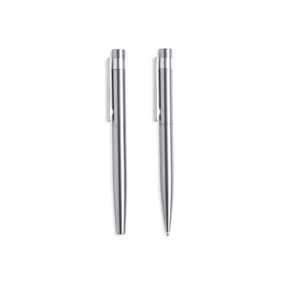 Set eco-friendly de bolígrafo y roller, fabricados en acero inox reciclado. Incluye: Bolígrafo de mecanismo giratorio, con cuerpo en acabado plateado y accesorios en cromado. Clip metálico y distintivo acero inox reciclado en la parte superior del bolígrafo. Cartucho jumbo y tinta azul.Roller con cuerpo en color plateado y accesorios en cromado. Clip metálico y distintivo acero inox reciclado en la parte superior de la capucha. Cartucho jumbo y tinta azul.Set presentado en estuche individual de diseño kraft con funda a juego.El acero es uno de los materiales más demandados y que puede encontrarse casi en todas partes, desde productos de uso diario a grandes construcciones. Con innumerables propiedades, entre las que cabe destacar la durabilidad y su alto grado de reutilización, convirtiéndolo en una alternativa muy valorada en soluciones de sostenibilidad. Debidamente tratado, permite obtener nuevos recursos de infinita utilización.