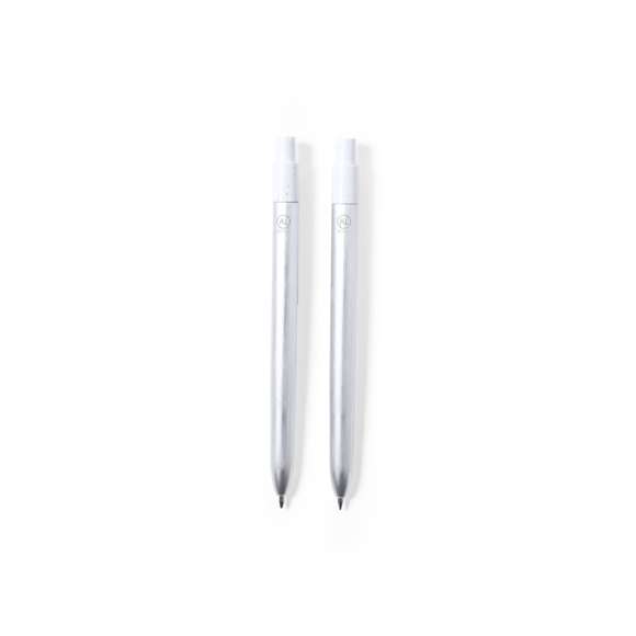 Set eco-friendly de bolígrafo y roller, fabricados en aluminio reciclado y con detalles en ABS reciclado (RABS). Incluye: Bolígrafo en aluminio reciclado de mecanismo pulsador, con cuerpo en color plateado y accesorios en blanco. Con distintivo aluminio reciclado en la parte superior del bolígrafo, cartucho jumbo y tinta azul. Roller en aluminio reciclado de mecanismo pulsador, con cuerpo en color plateado y accesorios en blanco. Con distintivo aluminio reciclado en la parte superior del roller, cartucho jumbo y tinta azul.Set presentado en estuche individual de diseño kraft con funda a juego.El origen del aluminio reciclado se encuentra en la reutilización casi infinita de uno de los materiales con mayor potencial de reciclabilidad sin perder sus propiedades. Esta característica lo convierte en un material eco-friendly de origen reciclado, fácilmente reciclable y de cuyos procesos de tratamiento y desechos para la obtención del material se pueden obtener nuevos recursos reutilizables, consumiendo menos energía en su fabricación, entre otros factores de sostenibilidad.Certificación GRS (Global Recycled Standard / Estándar de Reciclaje Global), que garantiza el origen reciclado del material usado para fabricar el producto.